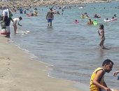 صور .. شاطئ بورفؤاد يستقبل الزوار وسط فرحة غامرة ثانى أيام عيد الأضحى