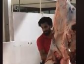 فيديو.. محمد صلاح "الكويتى" يظهر فى مذبح أثناء سلخ الأضحية