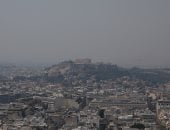 اليونان تكافح حريق غابات على جزيرة إيفيا والدخان يغطى سماء أثينا