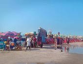 اضبط مخالفة.. انتشار الباعة الجائلين بين المصطافين فى رأس البر.. صور وفيديو