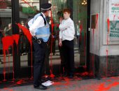 محتجون من مناهضى تغير المناخ يلطخون سفارة البرازيل فى لندن بطلاء أحمر