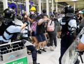 صور.. اشتباك بين المحتجين والشرطة فى مطار هونج كونج