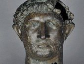 شاهد.. رأس الإمبراطور الرومانى هادريان البرونزى بعد خروجه من "التايمز"