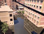 صور.. شفط مياه الصرف من فناء مدرسة إعدادية بالغربية بعد غرقها
