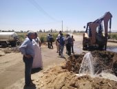 صور.. كسر ماسورة مياه بقرية الزنيقة ورئيس مدينة إسنا يتابع أعمال الإصلاح