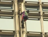 شاهد..مغامر فرنسى يتسلق ناطحة سحاب فى هونج كونج داعيا للسلام