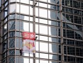 "الرجل العنكبوت" يتسلق برجا فى هونج كونج ويرفع راية للمصالحة
