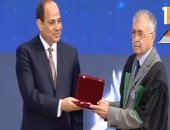 مكرم فى عيد العلم: الدولة تسير جيدا فى الاستثمار فى التعليم والصناعة