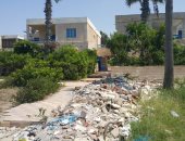 قارئ يشكو انتشار القمامة أمام الشاليهات بمنطقة الياسمين بمراقيا