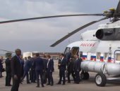 شاهد.. بوتين يترك طائرته الرئاسية فى مرسيليا ويستقل هيلكوبتر للقاء ماكرون