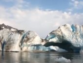 "قدر ولطف".. شاهد نجاه 3 مغامرين بعد انهيار كتلة من الجليد فى ألاسكا