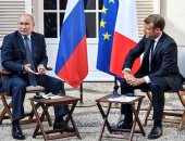 العالم هذا المساء.. الرئيسان بوتين وماكرون يعقدان جسلة مباحثات فى فرنسا.. الشرطة التركية تفرق محتجين على استبدال رؤساء البلديات الأكراد.. السلاحف العملاقة تأكل الجزر بحديقة لا فانيل الطبيعية فى موريشيوس