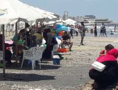 خد بالك.. تأجير "شمسية و 4 كراسى وترابيزة" بشاطئ بورسعيد بـ60 جنيها