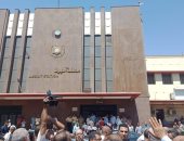 مسئولو النقل يطالبون بتنظيف واجهة محطة قطار أسيوط