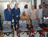 نائب محافظ أسوان يسلم 5 كراسى كهربائية متحركة لذوى الإعاقة.. صور