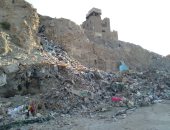 شكوى من تراكم القمامة خلف مسجد بن طولون والسيدة بمصر القديمة