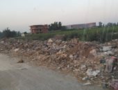 قارئ يشكو من تراكم القمامة على طريق المحله العثمانية بشبيش