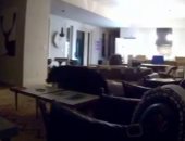 شاهد.. دب ضخم يتجول داخل منزل فى كاليفورنيا