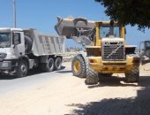 صور.. مجلس مدينة العريش يواصل رفع المخلفات من الشوارع