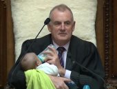 فيديو وصور.. رئيس البرلمان النيوزيلندى يرضع طفلا خلال الجلسة العامة