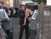 شرطى يعثر على طفلة بعد انتحار والدها وقتل أمها.. "فيديو وصور"
