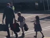 صور.. الأمير وليام يستقل طائرة تجارية لزيارة الملكة بعد انتقادات لشقيقه هارى