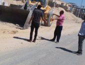 رفع مخلفات شارعى الخزان وأسيوط بمدينة العريش