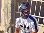 صورة .. رمضان صبحى يظهر بالقناع خلال جولة بـ" دراجة بخارية "