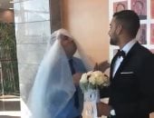 فيديو كوميدى.. صديق العريس يرتدى طرحة الزفاف بدلاً من العروس بـ"فوتوسيشن"
