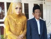 بفارق 56 عامًا.. زواج فتاة تبلغ 27 سنة من رجل فى الثمانينات من عمره بإندونيسيا