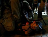 شرطة هونج كونج تعتقل عشرات المحتجين بعد اشتباكات عنيفة 