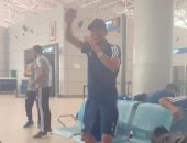 شاهد.. وصلة رقص لـ"دونجا" بعد وصول بيراميدز مطار القاهرة