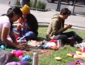 شاهد.. نساء يعلقن القلوب على نصب تذكارى بالمكسيك احتجاجًا على العنف ضد المرأة