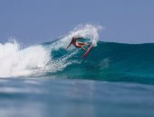 يونانية في الثمانين من عمرها تسعى لدخول موسوعة جينيس من باب ركوب الأمواج