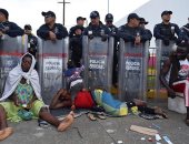 الشرطة الفيدرالية تحاصر مهاجرون يحتجون خارج مركز سيجلو 21 جنوبى المكسيك