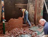 صور.. إيقاف بناء مخالف وغلق مقهى بالإسكندرية.. وإزالة 15 كشكا مخالفا بالمنيا