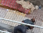 احنا معاك.. مشرد يفترش شارع محمد عاطف بالإسكندرية