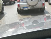 سيارة تسير بلوحات مطموسة بحرية أعلى كوبرى 6 أكتوبر