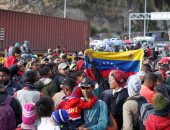 آلاف الفنزويليين يغلقون جسر روميتشا خلال محاولتهم العبور إلى الإكوادور