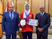 رئيس جامعة بنى سويف يكرم ميسون إيهاب الحاصلة على ذهبية التايكوندو بالمغرب