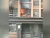 شاهد.. بطل ينقذ طفلا من حريق شب فى الطابق الثامن