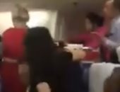 شاهد.. مشاجرة عنيفة بين ركاب طائرة صينية بسبب "قطعة خبز"