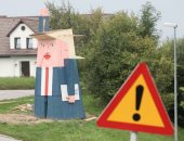 فنان سلوفينى يصنع تمثالا خشبيا يشبه ترامب على هيئة خيال مآتة.. صور