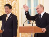 بوتين ورئيس وزراء اليابان يبحثان التعاون الثنائى بين بلديهما سبتمبر المقبل