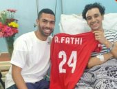 صورة .. أحمد فتحي يزور مشجع الأهلي بعد حادث القطار
