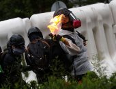 تصاعد خطير فى هونج كونج.. الشرطة تلقى الغاز المسيل والمحتجون يردون بالمولوتوف