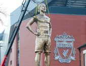 ليفربول يكرم فان دايك بتمثال خارج ملعب "انفيلد".. صور