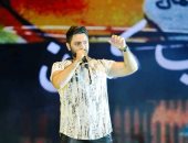 النجم تامر حسنى فى حفل كامل العدد بمدينة العلمين الجديدة