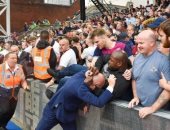 صور.. جماهير أستون فيلا تشتبك مع الأمن بسبب إلغاء هدف فى الدقيقة الأخيرة