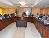 محافظ الفيوم يلتقى عددا من أهالى قرية بنى صالح لبحث المشكلات 